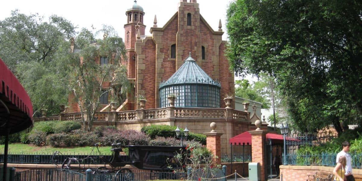 Image for Disney World PhotoPass test that turns guests into Haunted Mansion busts draws criticism over apparent AI use